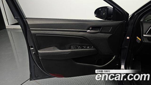 Hyundai AVANTE 2017 — photo 14
