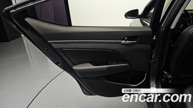 Hyundai AVANTE 2017 — photo 15