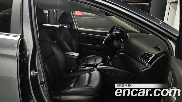 Hyundai AVANTE 2017 — photo 16
