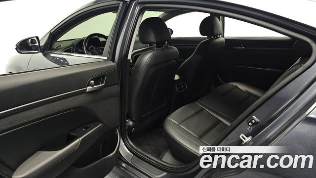 Hyundai AVANTE 2017 — photo 27