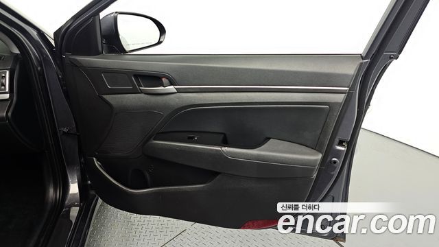 Hyundai AVANTE 2017 — photo 30