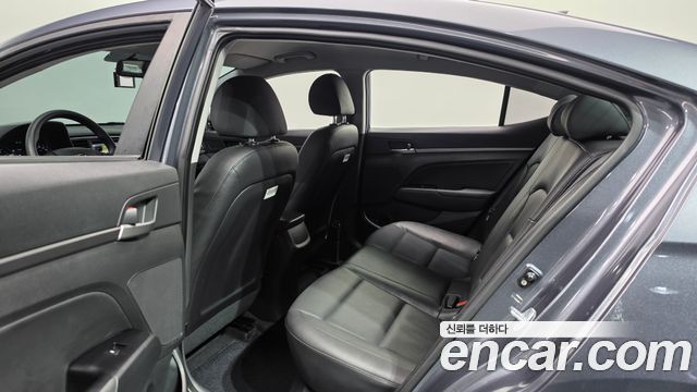 Hyundai AVANTE 2017 — photo 11