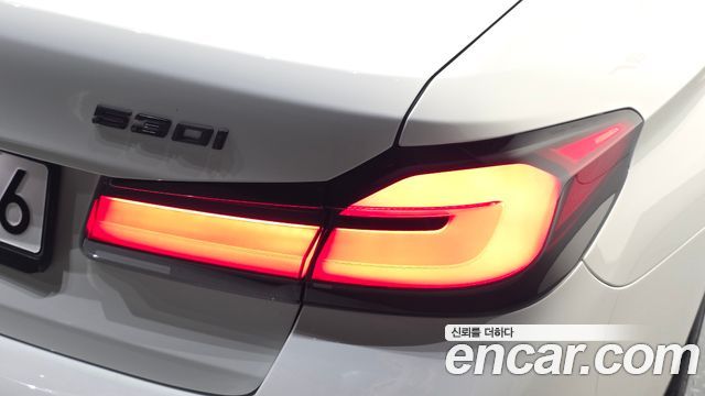 BMW 5-Series 2023 — photo 9