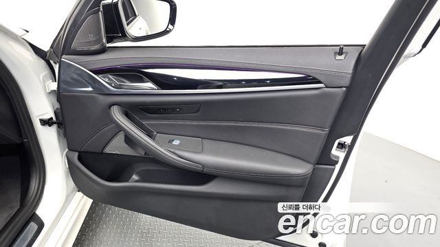 BMW 5-Series 2023 — photo 14