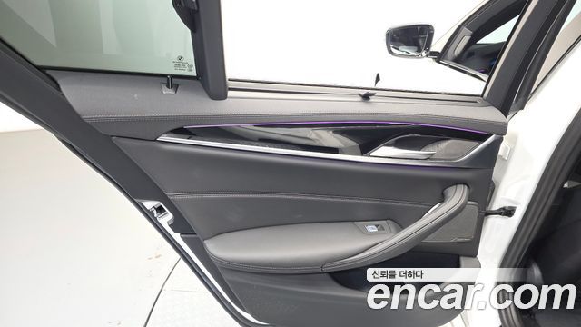 BMW 5-Series 2023 — photo 15