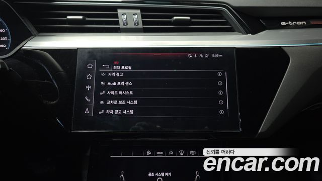 Audi e-tron 2021 — photo 16