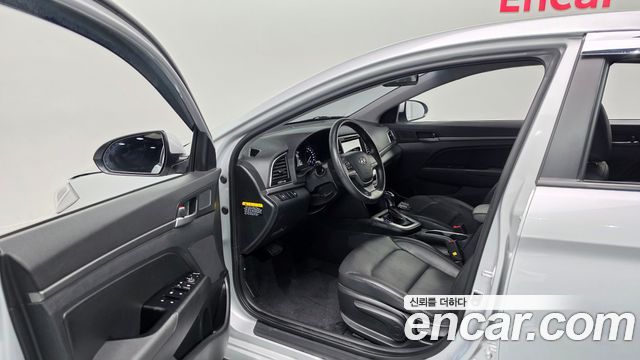 Hyundai AVANTE 2017 — photo 10