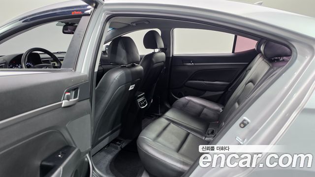 Hyundai AVANTE 2017 — photo 11