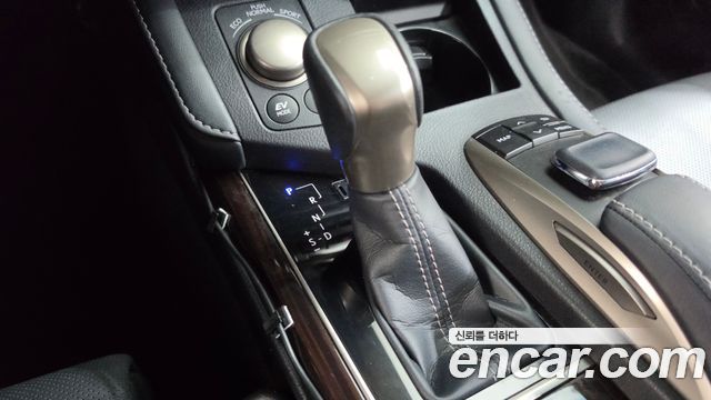 Lexus ES 2017 — photo 9