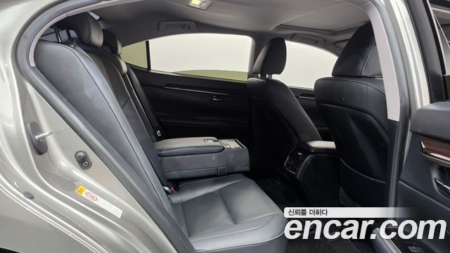 Lexus ES 2017 — photo 11