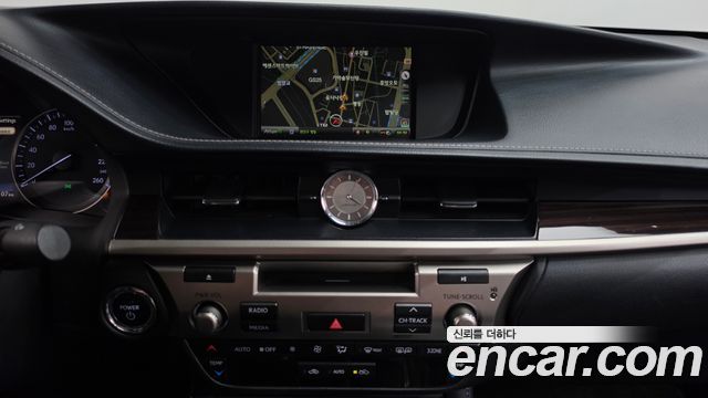 Lexus ES 2017 — photo 12
