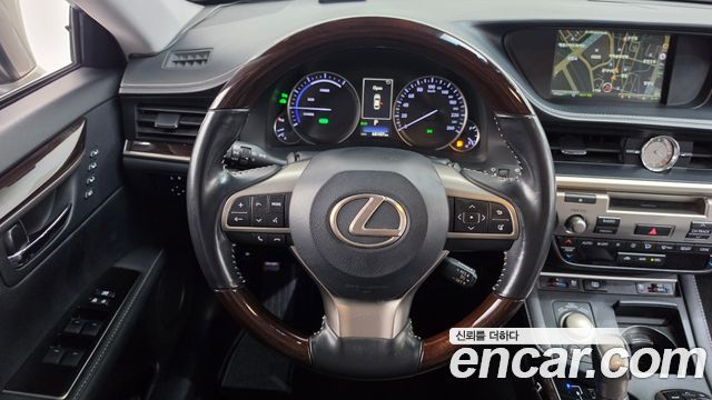 Lexus ES 2017 — photo 13