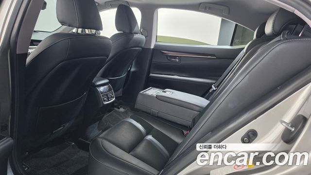 Lexus ES 2017 — photo 18