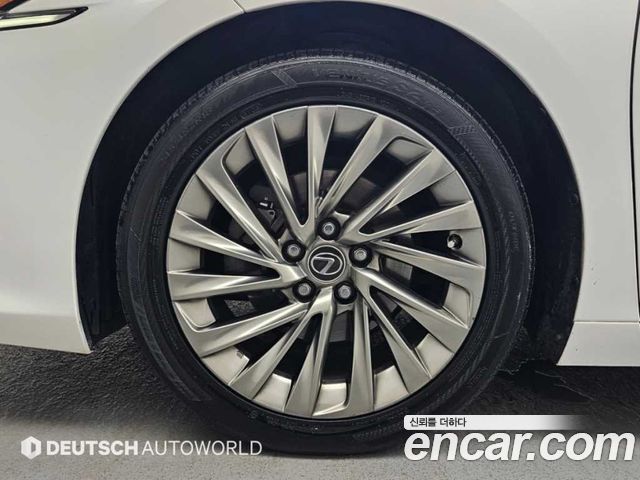 Lexus ES 2019 — photo 5