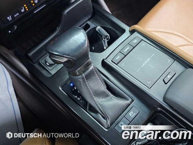 Lexus ES 2019 — photo 9