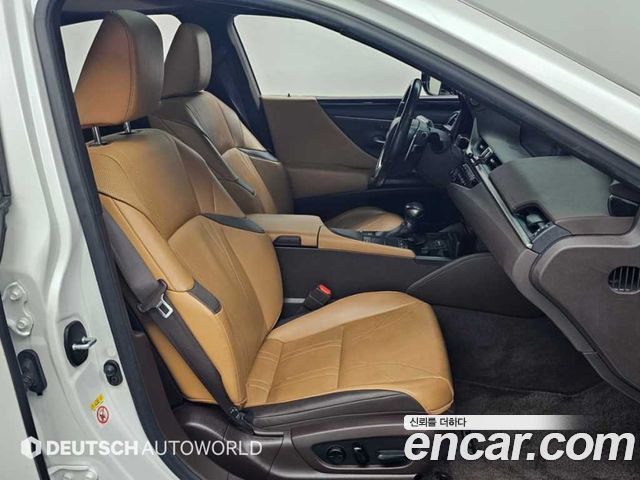 Lexus ES 2019 — photo 10