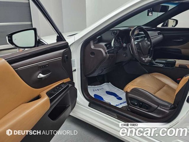 Lexus ES 2019 — photo 11