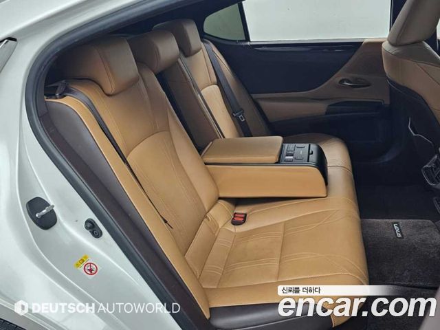 Lexus ES 2019 — photo 12