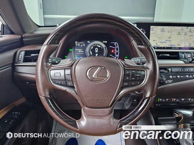 Lexus ES 2019 — photo 13