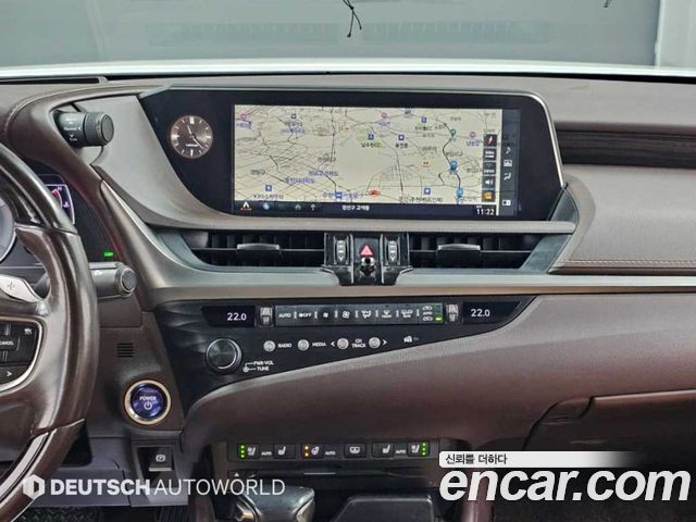 Lexus ES 2019 — photo 14