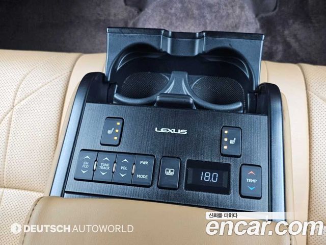 Lexus ES 2019 — photo 16