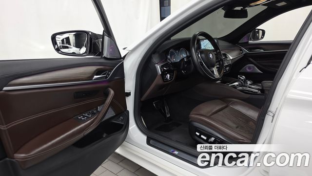BMW 5-Series 2018 — photo 10