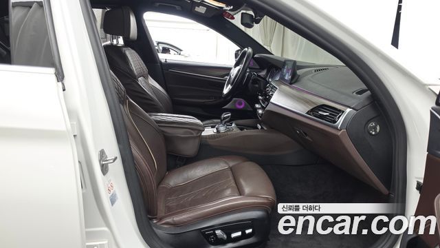 BMW 5-Series 2018 — photo 11