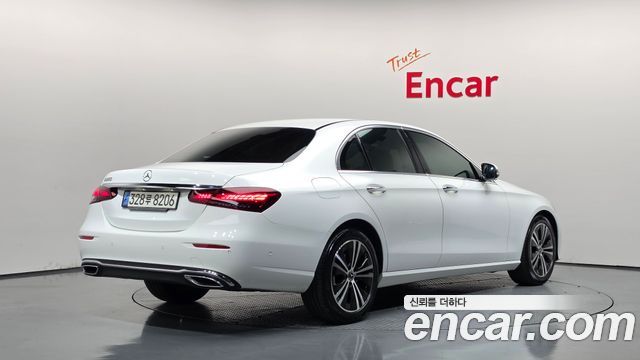 Mercedes-Benz E-Class 2022 — photo 2