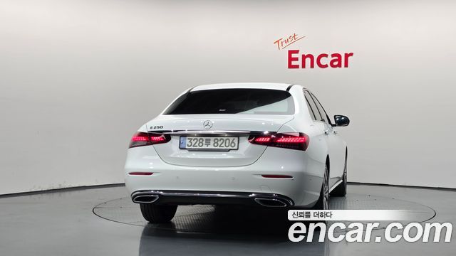 Mercedes-Benz E-Class 2022 — photo 4