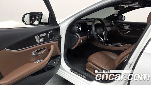 Mercedes-Benz E-Class 2022 — photo 13