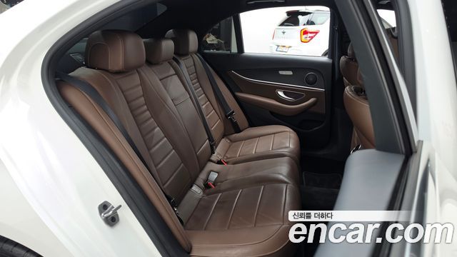 Mercedes-Benz E-Class 2022 — photo 17