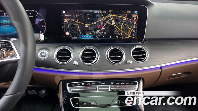 Mercedes-Benz E-Class 2022 — photo 18