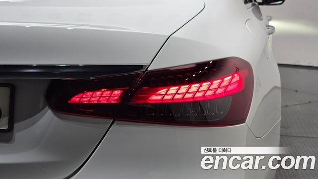 Mercedes-Benz E-Class 2022 — photo 9