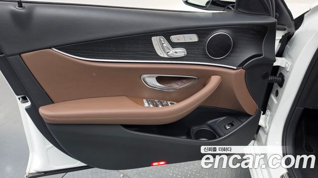 Mercedes-Benz E-Class 2022 — photo 14