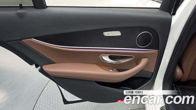 Mercedes-Benz E-Class 2022 — photo 15