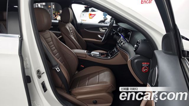 Mercedes-Benz E-Class 2022 — photo 16