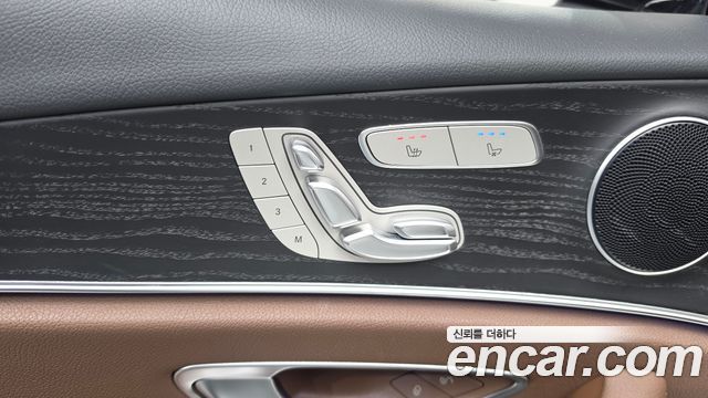 Mercedes-Benz E-Class 2022 — photo 28