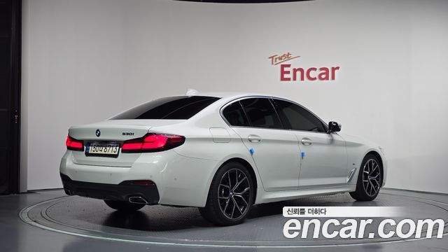 BMW 5-Series 2023 — photo 2