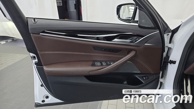 BMW 5-Series 2023 — photo 14