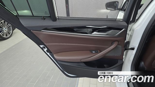 BMW 5-Series 2023 — photo 15