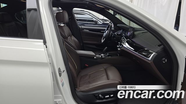 BMW 5-Series 2023 — photo 16