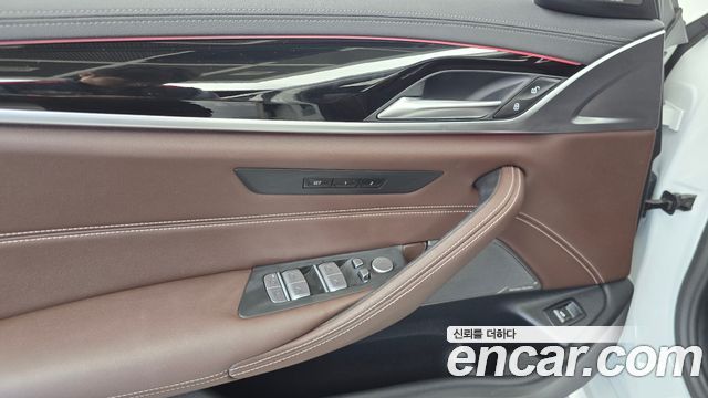 BMW 5-Series 2023 — photo 28