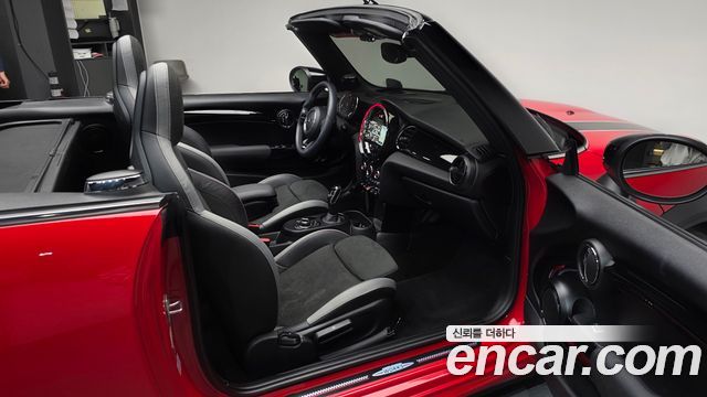 Mini Cooper Convertible 2024 — photo 17