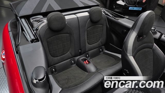 Mini Cooper Convertible 2024 — photo 18