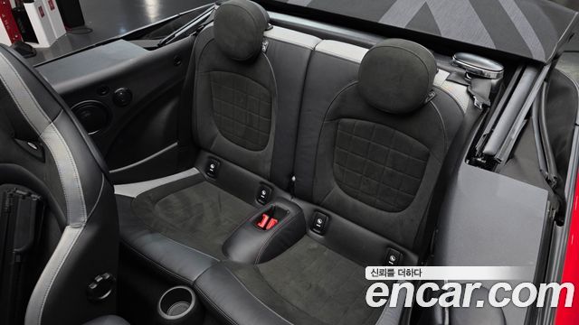 Mini Cooper Convertible 2024 — photo 16