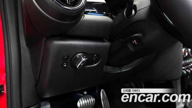 Mini Cooper Convertible 2024 — photo 28