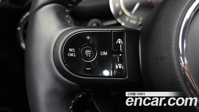 Mini Cooper Convertible 2024 — photo 29
