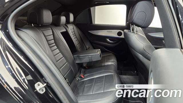 Mercedes-Benz E-Class 2020 — photo 11