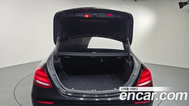 Mercedes-Benz E-Class 2020 — photo 18