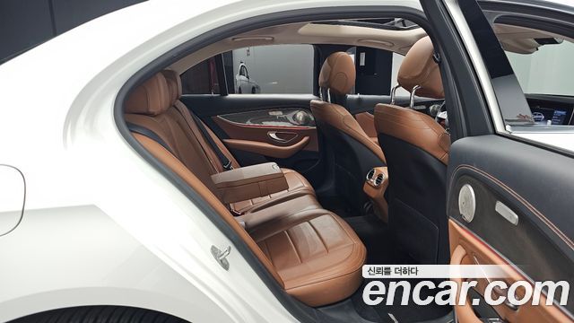 Mercedes-Benz E-Class 2017 — photo 18